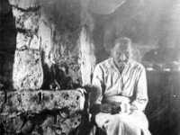 Ida Maria Huusko sisalla  Ida-Maria Huusko(1840 - 1937),  kuvassa vuonna 1924 84-vuotiaana Killilän vanhassa päärakennuksessa kuppi kädessään tulisijan vierellä,